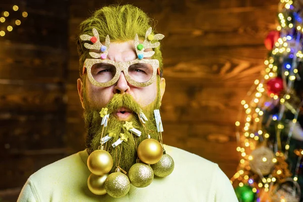 Noel ya da yeni yıl berber dükkanı konsepti. Mücevherli sakal. Santa Hipster komiktir.. — Stok fotoğraf