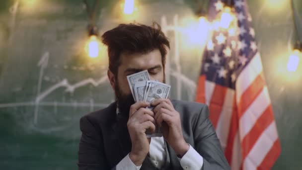 Πορτρέτο του πλούσιου επιχειρηματία κρατώντας τους οπαδούς των χαρτονομισμάτων χρήματα σε ρετρό γραφείο. — Αρχείο Βίντεο