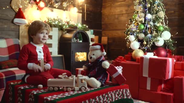 Feliz Natal e Feliz Ano Novo. Criança feliz com caixa de presente de Natal. Criança de inverno. Engraçado garoto segurando presente de Natal. — Vídeo de Stock