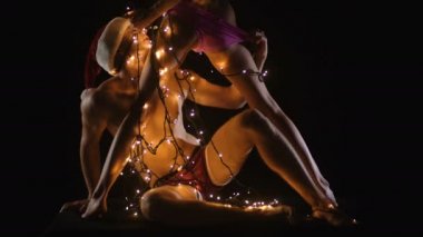 Genç aşıklar. Aşık insanlar. Yerlerinizi alın, kamasutra. Erotik anlar. Kavramsal fotoğraf. - Gizli. Moda. Ateşli bebek. Parti zamanı. Çok seksi. Noel zamanı. Çıplak çift. Tutkulu bir çift öpüşüyor, kız ve erkek. Sevişirken..