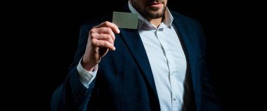 Elinde bir kredi kartı var. İş adamı kredi kartıyla ödeme yapıyor..