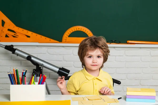 Dzieciaki ze szkoły. Koncepcja uczenia się i edukacji. Wracamy do szkoły.. — Zdjęcie stockowe