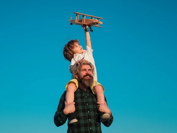 Buon padre e figlio con aereo sogna di viaggiare. Papà e bambino ragazzo. — Foto Stock