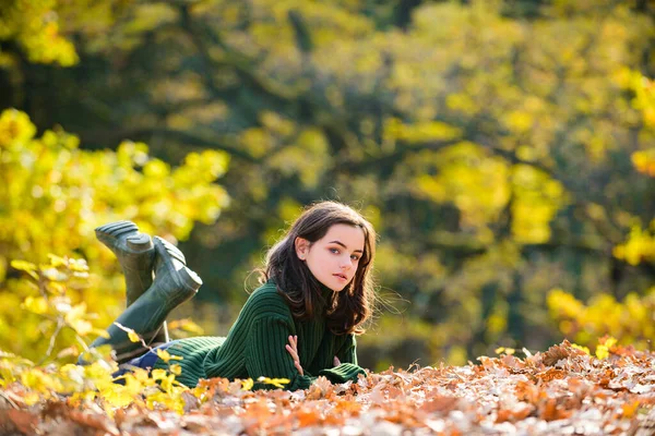 Adolescente ragazza godere di una calda giornata di sole autunno. — Foto Stock