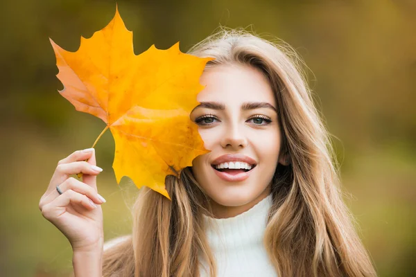 Glücklicher Herbst Frau, die Spaß mit Blättern im Freien im Park. Nahaufnahme Porträtfoto von jungen Mädchen auf verschwommenem Park fallen Hintergrund, Blätter fallen. — Stockfoto