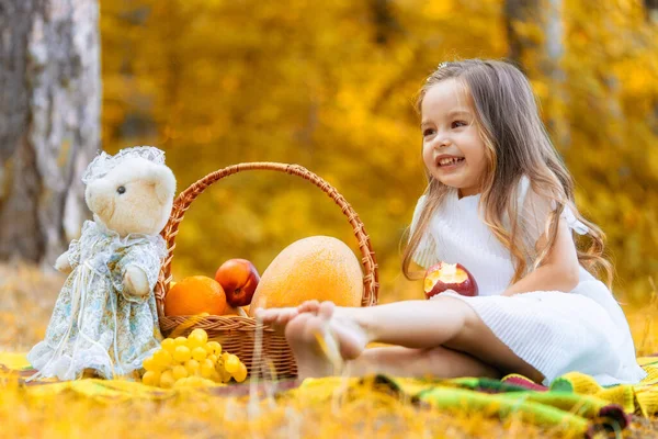 Κοντινό πλάνο παιδιών που μαζεύουν και τρώνε κόκκινα μήλα σε βιολογική φάρμα, φθινόπωρο σε εξωτερικούς χώρους. Πτώση φύλλων. — Φωτογραφία Αρχείου