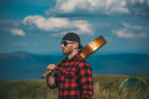 Vacaciones de camping. Hombre con guitarra en la naturaleza. —  Fotos de Stock