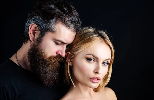 Moda moda elegante jovem casal olhando para a câmera em estúdio em preto. Os Hipsters adoram. Estilo rock. — Fotografia de Stock