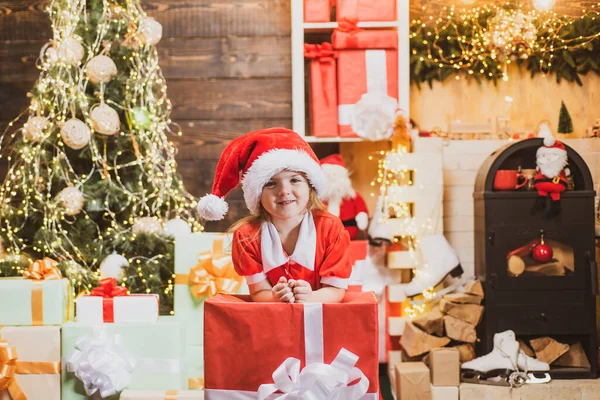 Счастливый ребенок веселится с подарком. Новогодняя концепция. Зимний ребенок. Рождественские дети. Ребенок с подарком. Зимние рождественские эмоции. — стоковое фото