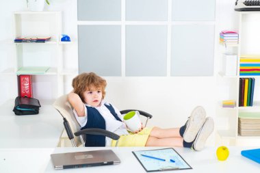 Çocuk işadamının bir fikri var. Çocuklar patron..