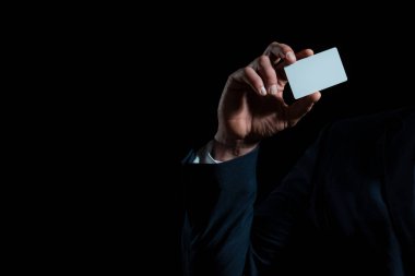 Elinde bir kredi kartı var. Siyah izole edilmiş stüdyo arka planında boş plastik kredi kartı tutan bir erkek, kopyalama alanı. Kredi kartı, satın alma, bankacılık hizmetleri.