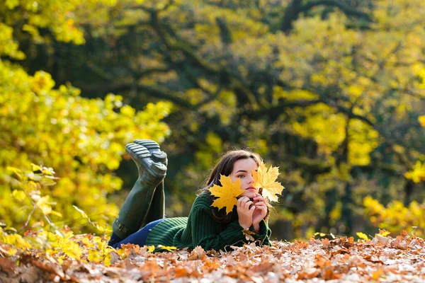 Uma adolescente de Outono. Adolescente em folhagem de outono, retrato de beleza. Jovem adolescente em um cenário romântico. Tempo de queda bonita na natureza. — Fotografia de Stock