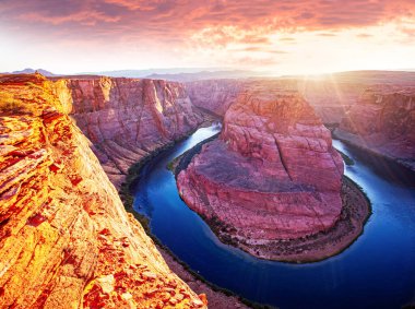 Arizona ABD 'de Colorado Nehri' nde Manzaralı At nalı Bükme Kanyonu. Colorado Nehri.