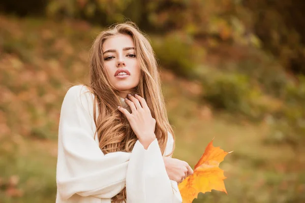 가을에 기분좋게 포즈를 취하고 좋은 날씨를 즐기는 상냥하고 귀여운 아가씨. — 스톡 사진