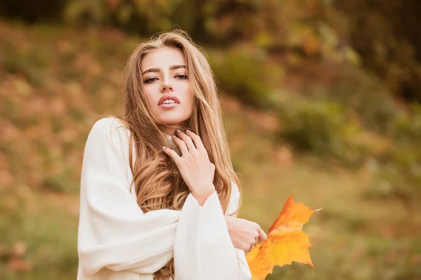 Lockiges nettes Mädchen in guter Laune posiert an einem Herbsttag und genießt gutes Wetter. — Stockfoto