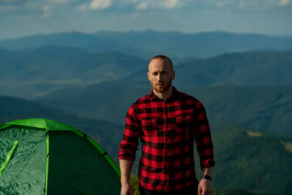 Trekking, travel and tourism concept. Casual man on camping, traveler life style. Young guy standing alone on outdoor mountains. Travel lifestyle and survival concept. — Stock Photo, Image