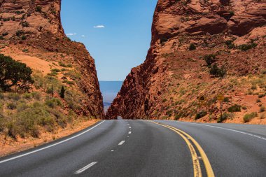 Kayalıklı manzara, yüksek kayalıklara karşı yol. dağlar.