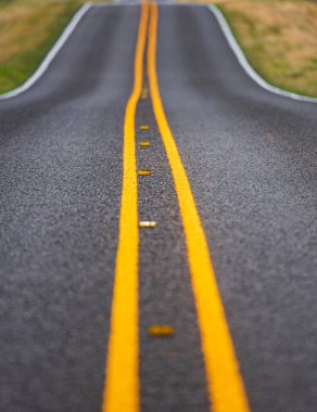 Boş asfalt yol. Boş yolu olan panoramik siluet. Asfalt dokusu, yol arkaplanı.
