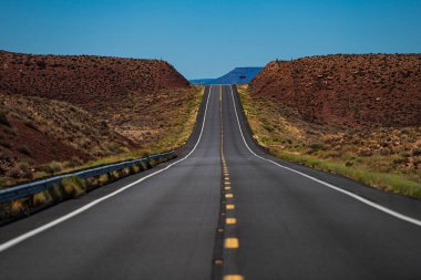 Amerikan yol gezisi. Boş yolu olan panoramik ufuk çizgisi.