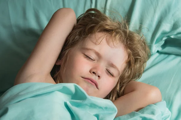 Дети спят на кровати. Маленький детский отдых спать наслаждаться хорошим здоровым спокойным сном или вздремнуть. — стоковое фото