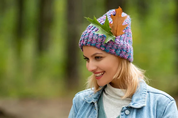 Schöne Mädchen in stilvoller Mode Kleidung im Herbst Park. Schöne Frau im Freien bei sonnigem Tag. — Stockfoto