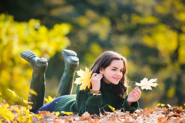 Młoda, stylowa hipsterka w nowoczesnej sukience w parku miejskim. Moda jesienna. Młody nastolatek spacerujący w jesiennym parku. Moda nastolatków. — Zdjęcie stockowe