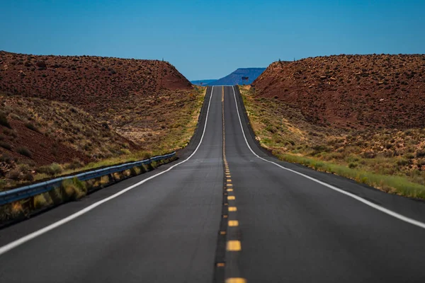 Americký výlet. Panoramatické panorama s prázdnou silnicí. — Stock fotografie