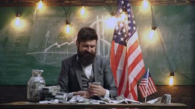 Komik iş adamı para biriktiriyor, yüzsüzlük muhasebecilik konseptini finanse ediyor..