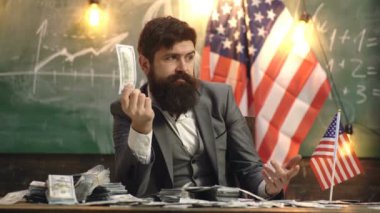 Bankacılar müşterilerin hesaba kattığı banknotları sayıyorlar. Bankacılık ve Finans konsepti. Eski usul. Zengin sakallı adam.