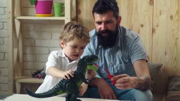 Father parenting his son. Education and play in kindergarten. Family fatherhood and childhood concept. — Stock Video