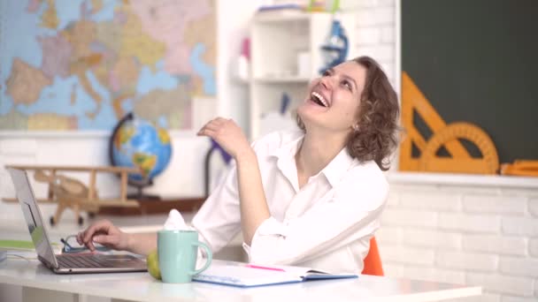 Divertente giovane insegnante femminile in classe. — Video Stock