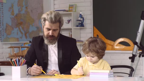 Preescolar infantil y el aprendizaje del maestro en la clase. Educación en el hogar infantil. Niños de escuela. — Vídeos de Stock