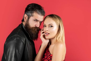 Vogue tarzı. Moda çifti kameraya bakıyor. Hippiler kırmızıya bayılıyor..