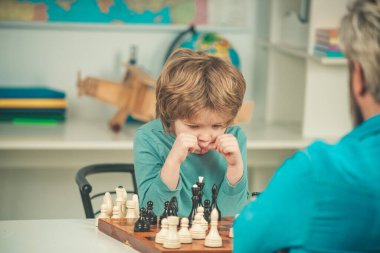 Çocuk satranç hakkında düşünür ya da plan yapar, eğitim konsepti için klasik stil. Satranç Oynayan Çocuk ve Çocukluk.