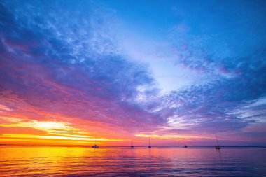 Denizde gün doğumu. Okyanusta güzel bir tropikal gün doğumu.