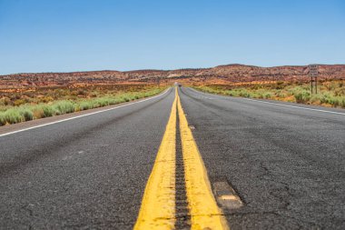 Boş asfalt yol. Arizona çölünde bir yolculuk..