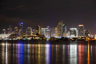 Miami, Florida, Biscayne Körfezi 'ndeki ABD silueti, şehir geceleri. Kentsel gökdelenleri olan Miami gökyüzü manzarası.