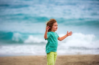 Mutlu çocuk sahilde yazın eğleniyor..