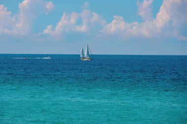 Mavi okyanus genişliğinde deniz manzaralı arka plan. Yaz tatili tatil geçmişi kavramı.