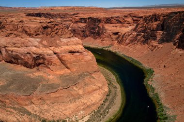 Panoramik At Nalı Kıvrımı. Horseshoe Bend ve Colorado nehri. Panoramik manzara. Glen Kanyonu.