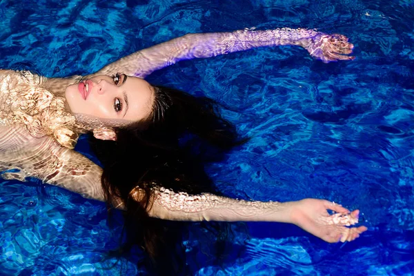 Güzel, seksi, tutkulu, yüzme havuzuna şehvetli bakışlı bir kadın.. — Stok fotoğraf