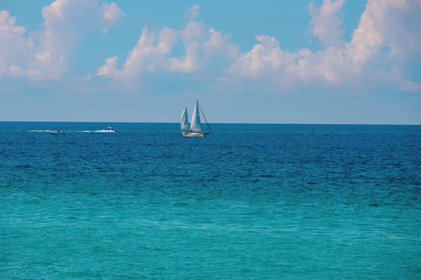 Mavi okyanus genişliğinde deniz manzaralı arka plan. Yaz tatili tatil geçmişi kavramı.