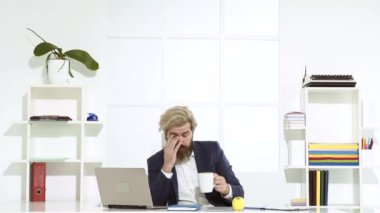 Ofis çalışanı evrakları not alıyor. Ofisteki verileri analiz eden zarif bir iş adamı. Modern ofiste çalışan sakallı bir iş adamı..