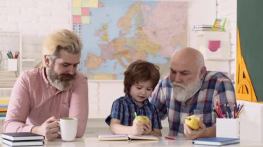 Mans ailesi. Baba ve oğul büyükbabayla okulda eğleniyorlar. Dersler başlıyor. Çocuklar öğreniyor. İlkokul öğrencisi içeride okuyor. Öğrenci çocuklar ders alıyor..