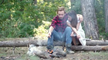 Kamp ateşinin yanında güzel bir hafta sonu. Mutlu çift doğada şenlik ateşinin keyfini çıkarıyor. Şirket arkadaşları piknik yapar ya da şenlik ateşinin yanında mangal yapar. Genç arkadaşlar piknik yapıyor..