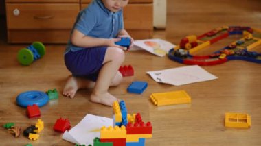 Çocuk anaokulunda oynuyor. Çocuklar oynuyor. Kreşteki çocuklar. Çocuk ve oyuncaklar. İnşaat oyuncaklarıyla oynayan sevimli komik anaokulu çocuğu.