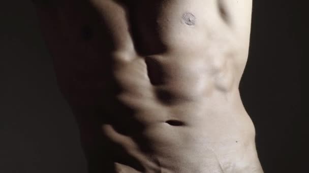 Hombre musculoso sexy, torso desnudo masculino, primer plano. Hombres metrosexuales desnudos. sin camisa caliente desnudo chico. — Vídeos de Stock