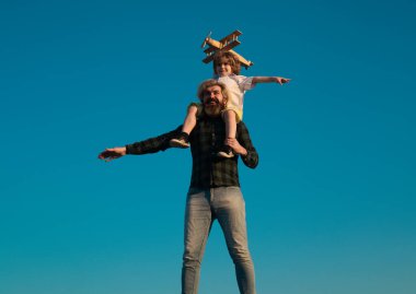 Başarı ve çocuk lider konsepti. Çocuk ve baba oynuyor. Çocuk pilot ve baba seyahat etmeyi hayal ediyor..