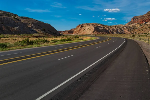 Západní Utah venkovské dálnice během horkého letního dne. — Stock fotografie