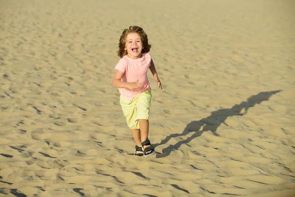 Niño corriendo en vacaciones de playa de arena. —  Fotos de Stock